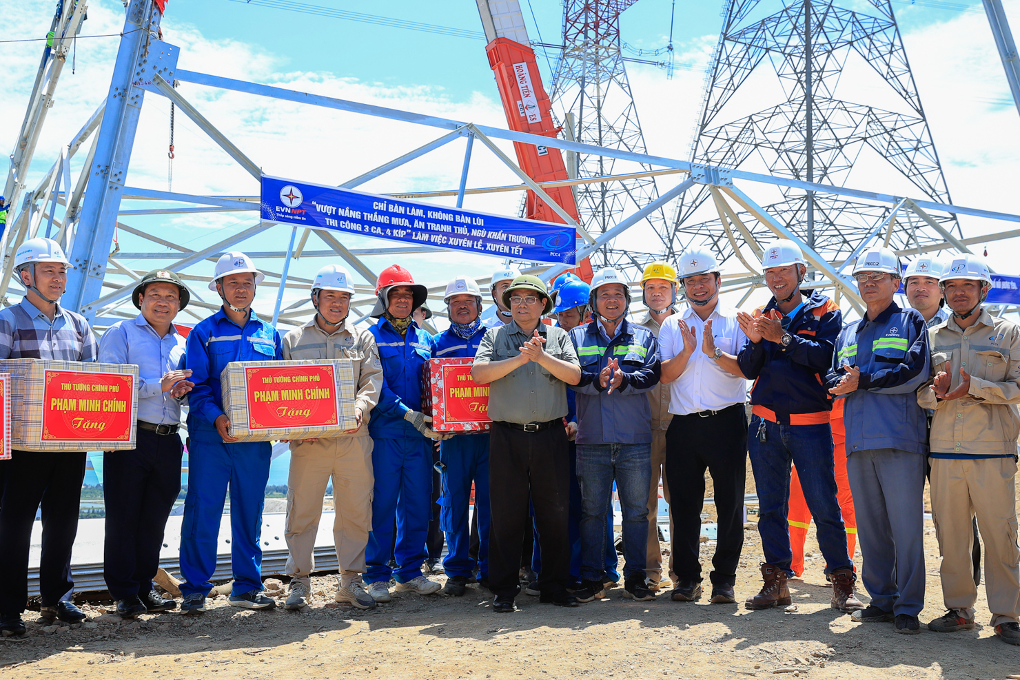 Thủ tướng tặng quà cho cán bộ, người lao động trên công trường thi công đường dây 500kV mạch 3 từ Quảng Trạch đến Phố Nối - Ảnh: VGP/Nhật Bắc 