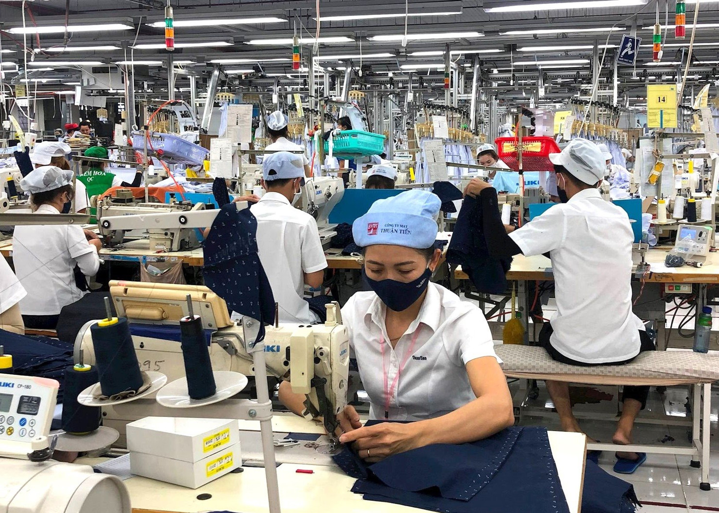 Công nhân Công ty TNHH May Thuận Tiến được trang bị đầy đủ thiết bị bảo hộ lao động 