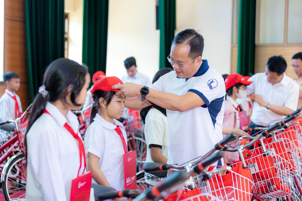 Ban Lãnh đạo AIA Việt Nam tận tay trao tặng quà và gửi lời động viên cố gắng học tập đến trẻ em Việt Nam.