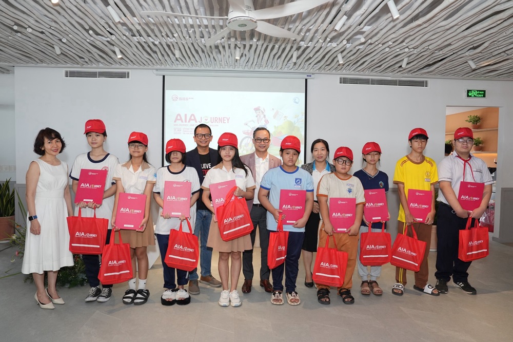 AIA Việt Nam tặng quà và học bổng cho các em học sinh có hoàn cảnh khó khăn tại TP. Hồ Chí Minh.