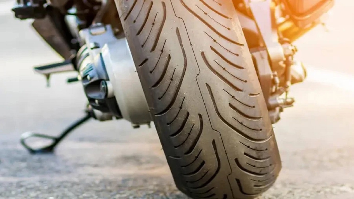 Cao su của lốp xe thể thao đến xe mô tô thường là hợp chất mềm hơn so với lốp ô tô tương đương. 