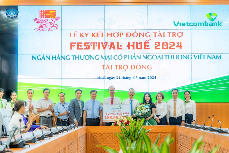 &Ocirc;ng Vũ Văn H&ograve;a - Ph&oacute; Gi&aacute;m đốc phụ tr&aacute;ch điều h&agrave;nh Vietcombank Huế thay mặt Ban l&atilde;nh đạo Vietcombank trao biển tượng trưng hợp đồng quảng c&aacute;o thương hiệu cho đại diện Ban tổ chức Festival Huế 2024 &nbsp;