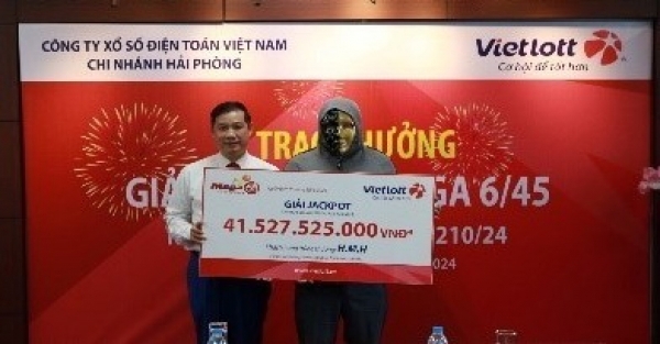 Anh H. nhận giải Jackpot xổ số tự chọn Mega 6/45kỳ QSMT số 1210. Ảnh: Vietlott