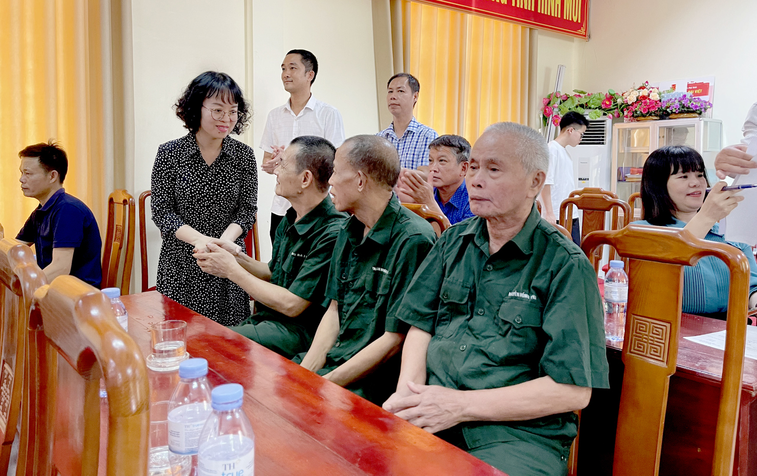 Đồng ch&iacute; L&ecirc; Thị Hạnh - Ph&oacute; Chủ tịch C&ocirc;ng đo&agrave;n Bộ T&agrave;i ch&iacute;nh thăm hỏi, động vi&ecirc;n c&aacute;c thương, bệnh binh tại Nghệ An.