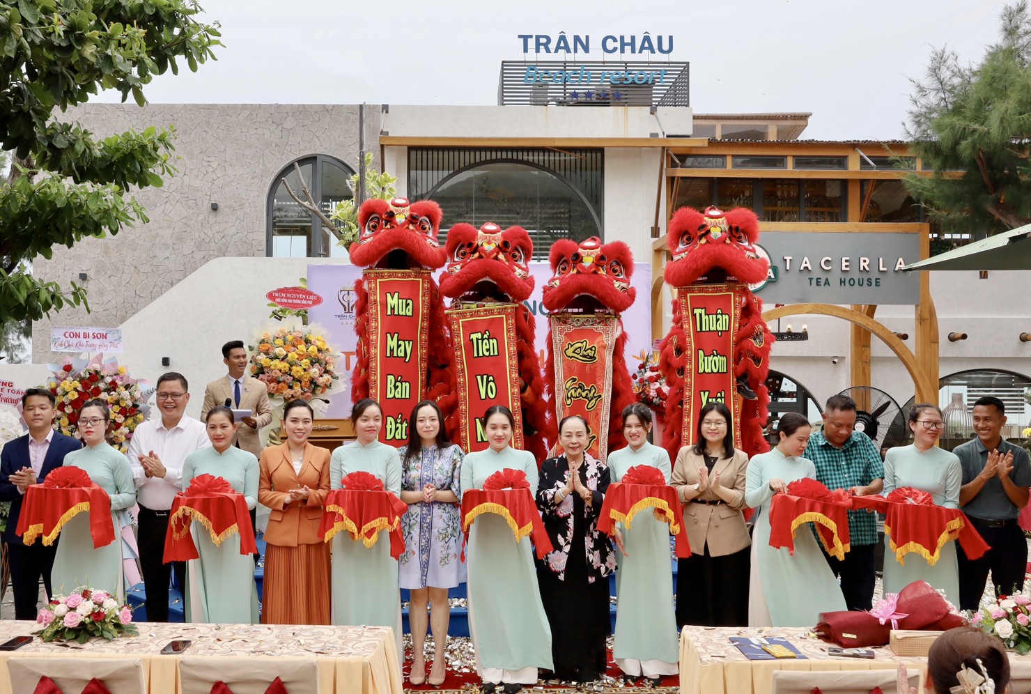 Ban l&atilde;nh đạo Tr&acirc;n Ch&acirc;u Beach &amp; Resort cắt băng kh&aacute;nh th&agrave;nh khai trương thương hiệu Tacerla Tea House. Ảnh: KN Group