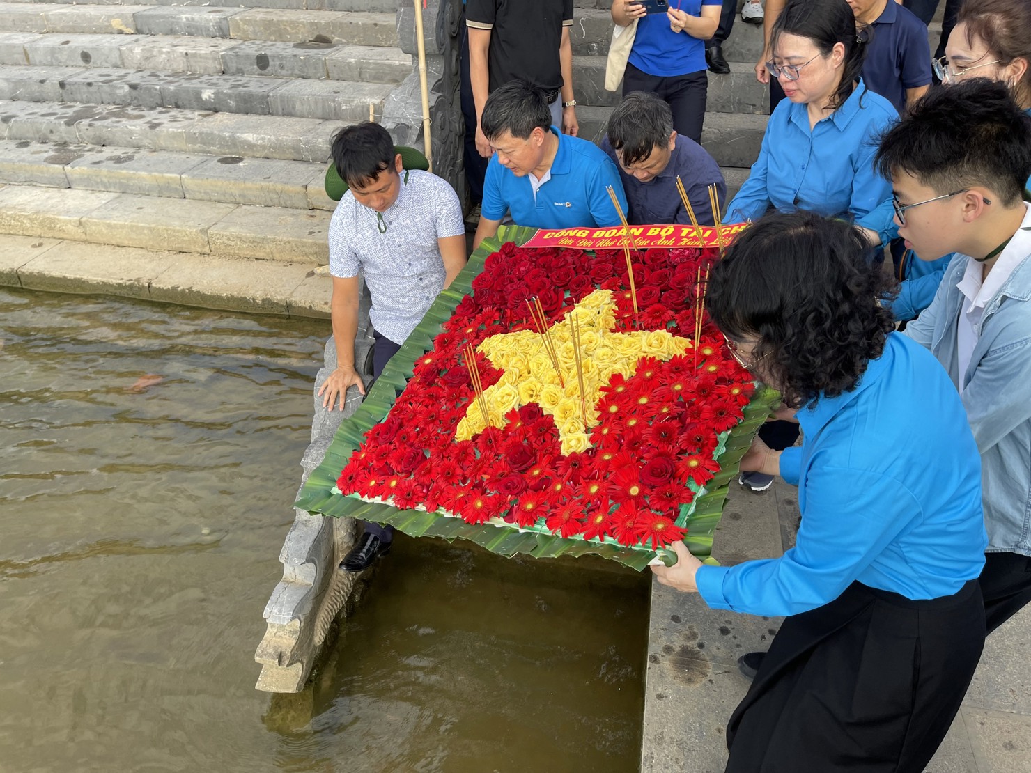 Đo&agrave;n c&aacute;n bộ C&ocirc;ng đo&agrave;n Bộ T&agrave;i ch&iacute;nh thả v&ograve;ng hoa tr&ecirc;n s&ocirc;ng Thạch H&atilde;n b&agrave;y tỏ l&ograve;ng tri &acirc;n s&acirc;u sắc với sự hy sinh cao cả, cống hiến của c&aacute;c anh h&ugrave;ng, liệt sỹ.