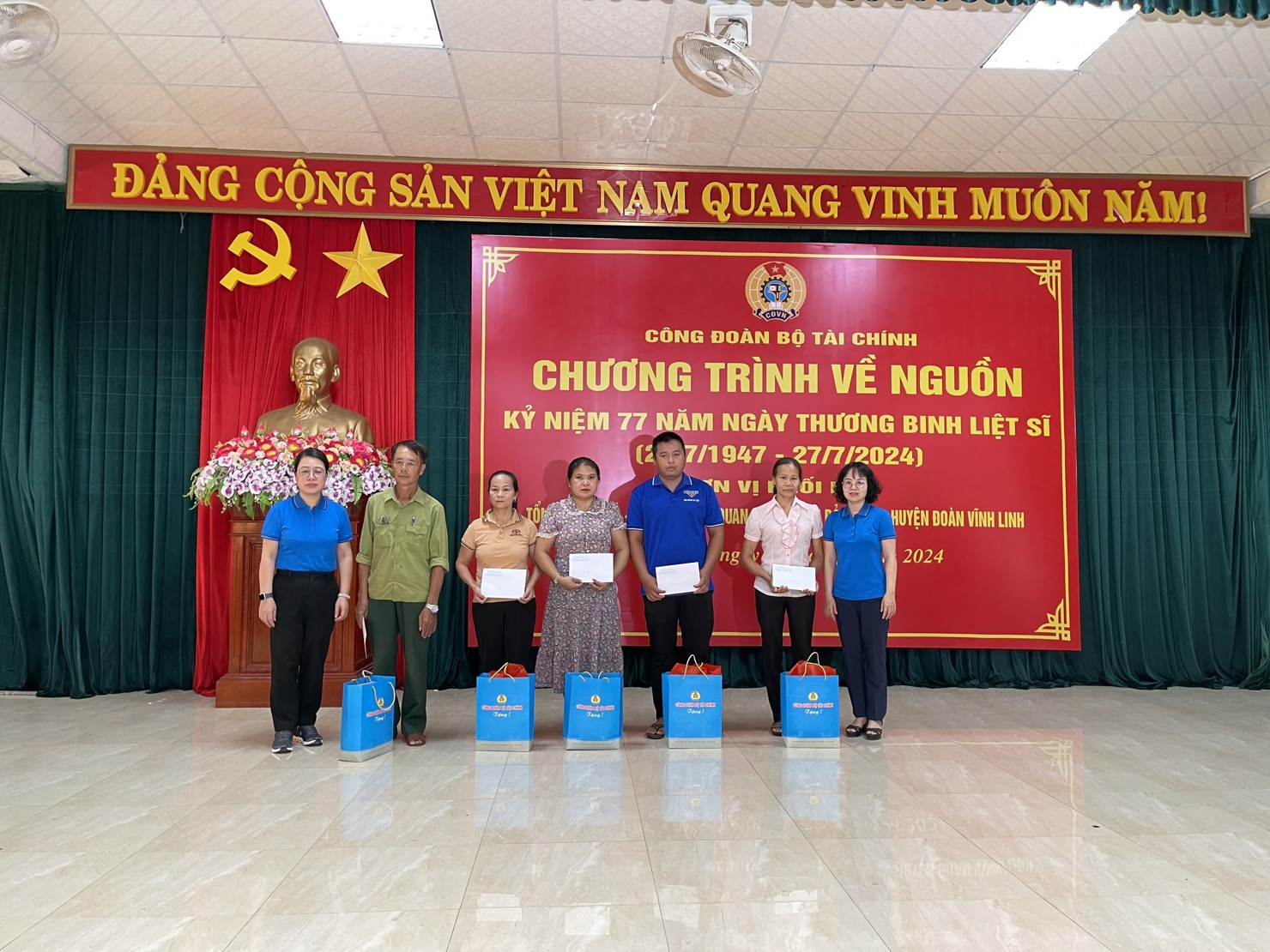 C&ocirc;ng đo&agrave;n Bộ T&agrave;i ch&iacute;nh trao qu&agrave; cho c&aacute;c gia đ&igrave;nh c&oacute; c&ocirc;ng, gia đ&igrave;nh ch&iacute;nh s&aacute;ch tr&ecirc;n địa b&agrave;n huyện Vĩnh Linh.