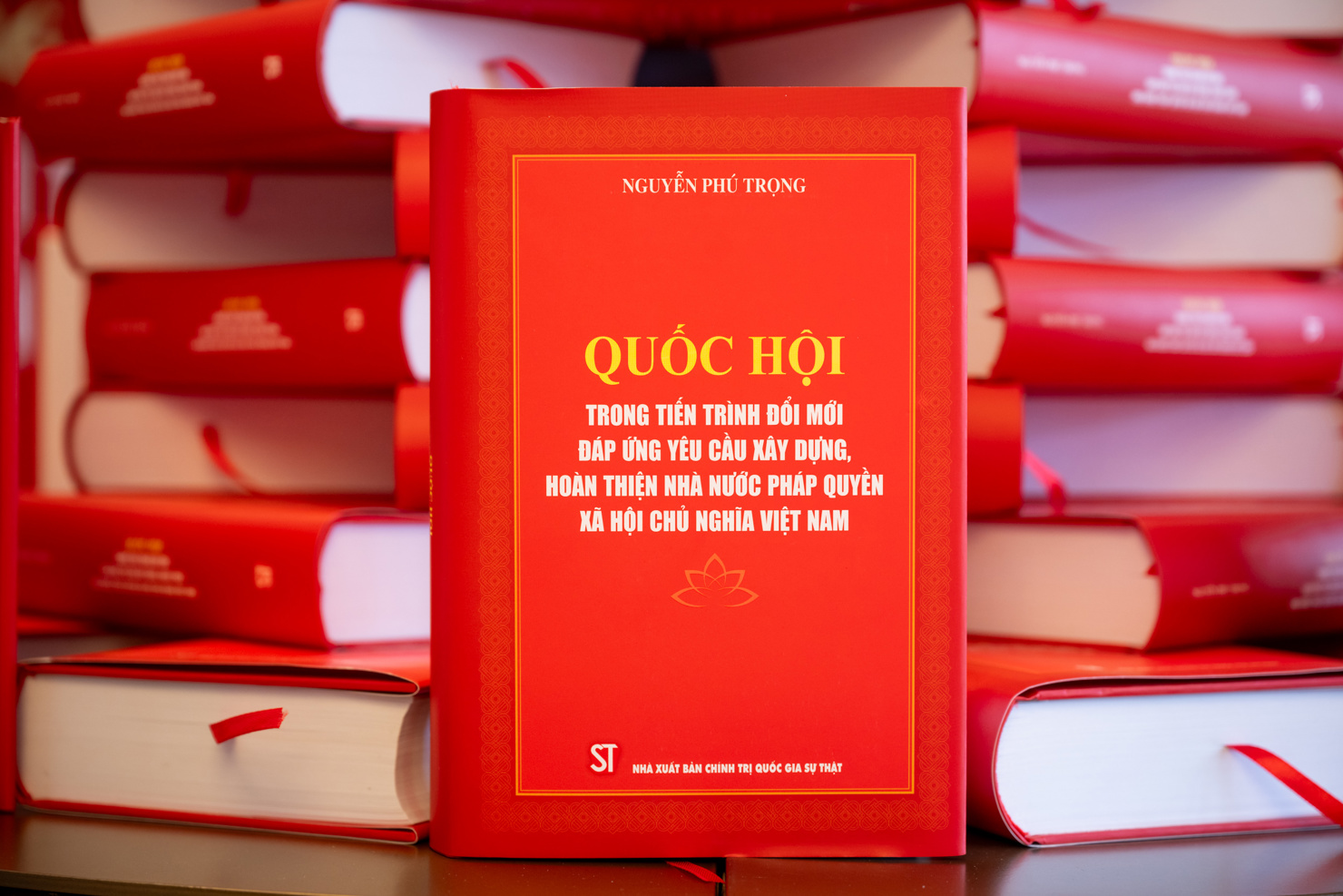 Cuốn s&aacute;ch "Quốc hội trong tiến tr&igrave;nh đổi mới đ&aacute;p ứng y&ecirc;u cầu x&acirc;y dựng, ho&agrave;n thiện Nh&agrave; nước ph&aacute;p quyền x&atilde; hội chủ nghĩa Việt Nam" của Tổng B&iacute; thư Nguyễn Ph&uacute; Trọng.