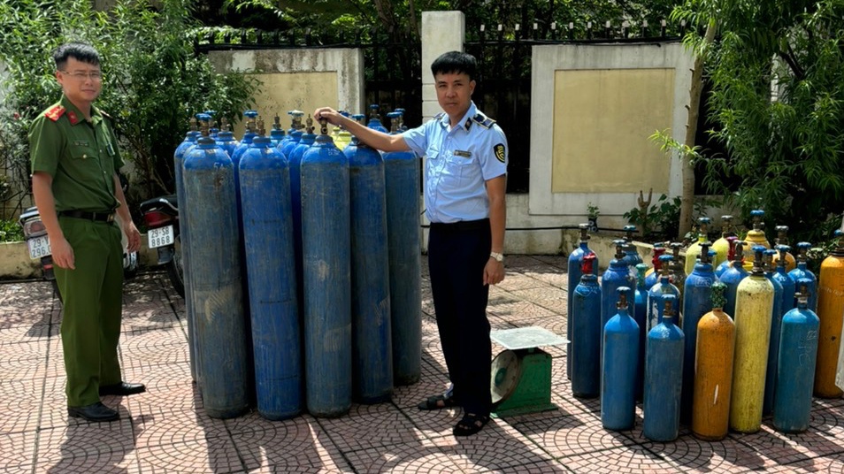 Lực lượng chức năng của H&agrave; Nội, đang tiến h&agrave;nh kiểm tra b&igrave;nh kh&iacute; cười v&agrave; b&oacute;ng cười kh&ocirc;ng r&otilde; nguồn gốc xuất xứ tại huyện Thanh Tr&igrave;.