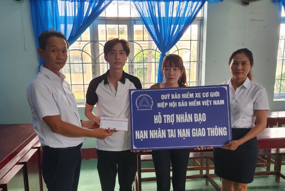 Trao hỗ trợ cho gia đình nạn nhân Trần Thanh Tới.