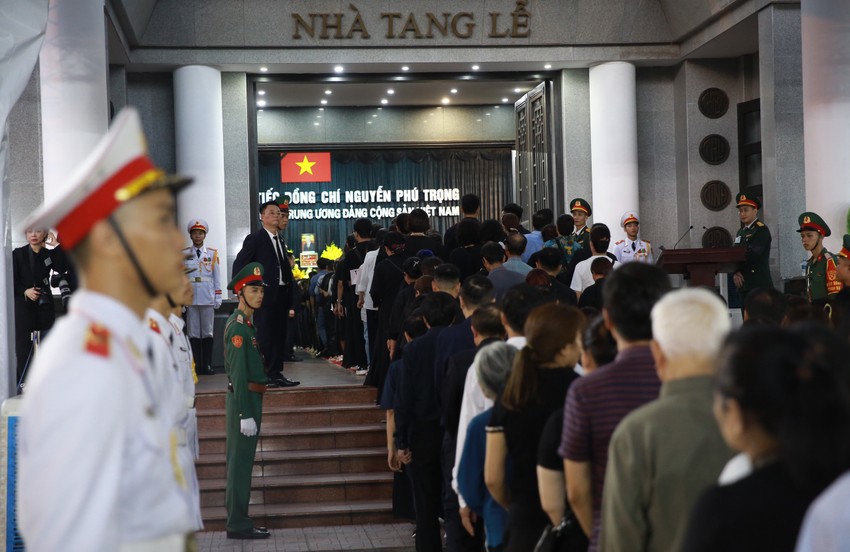 Người d&acirc;n ai cũng muốn được một lần v&agrave;o tiễn biệt Tổng B&iacute; thư lần cuối.

Đến 20 giờ tối c&ugrave;ng ng&agrave;y, nhiều người d&acirc;n vẫn xếp h&agrave;ng d&agrave;i tr&ecirc;n c&aacute;c con phố.