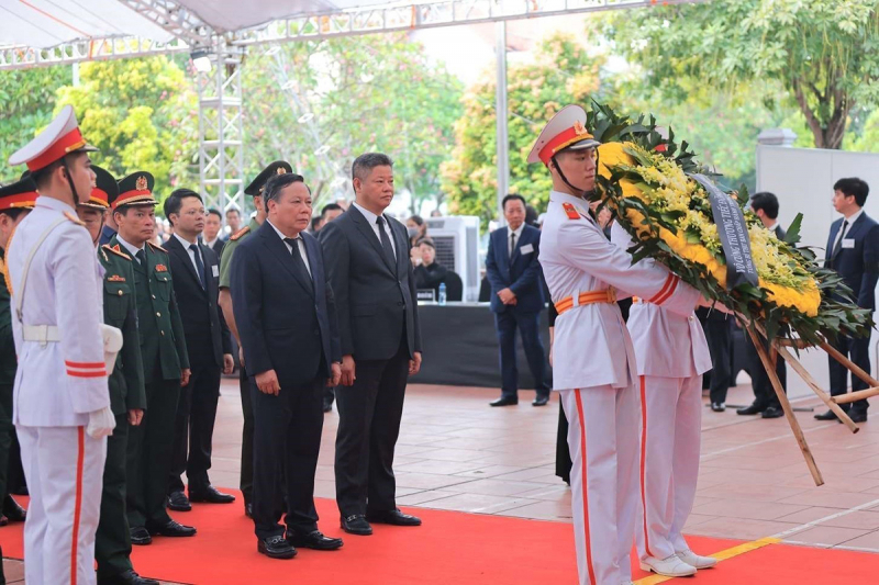 Đo&agrave;n đại biểu Th&agrave;nh ủy, HĐND, UBND, Ủy ban MTTQ TP.&nbsp;H&agrave; Nội,&nbsp;c&aacute;c ban, ng&agrave;nh, đo&agrave;n thể tại địa phương v&agrave;o viếng, b&agrave;y tỏ tấm l&ograve;ng tiếc thương v&ocirc; hạn với&nbsp;Tổng B&iacute; thư Nguyễn Ph&uacute; Trọng - Người con ưu t&uacute; của qu&ecirc; hương Đ&ocirc;ng Hội.