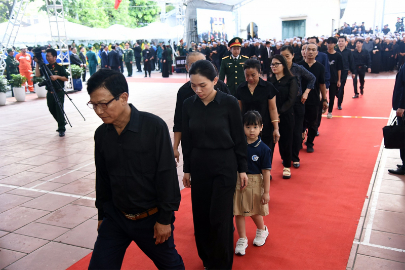 Nh&acirc;n d&acirc;n v&agrave;o viếng Tổng B&iacute; thư Nguyễn Ph&uacute; Trọng tại Hội trường Nh&agrave; văn h&oacute;a th&ocirc;n Lại Đ&agrave;, x&atilde; Đ&ocirc;ng Hội, huyện Đ&ocirc;ng Anh (H&agrave; Nội).&nbsp;Ảnh: Quang Kh&aacute;nh.