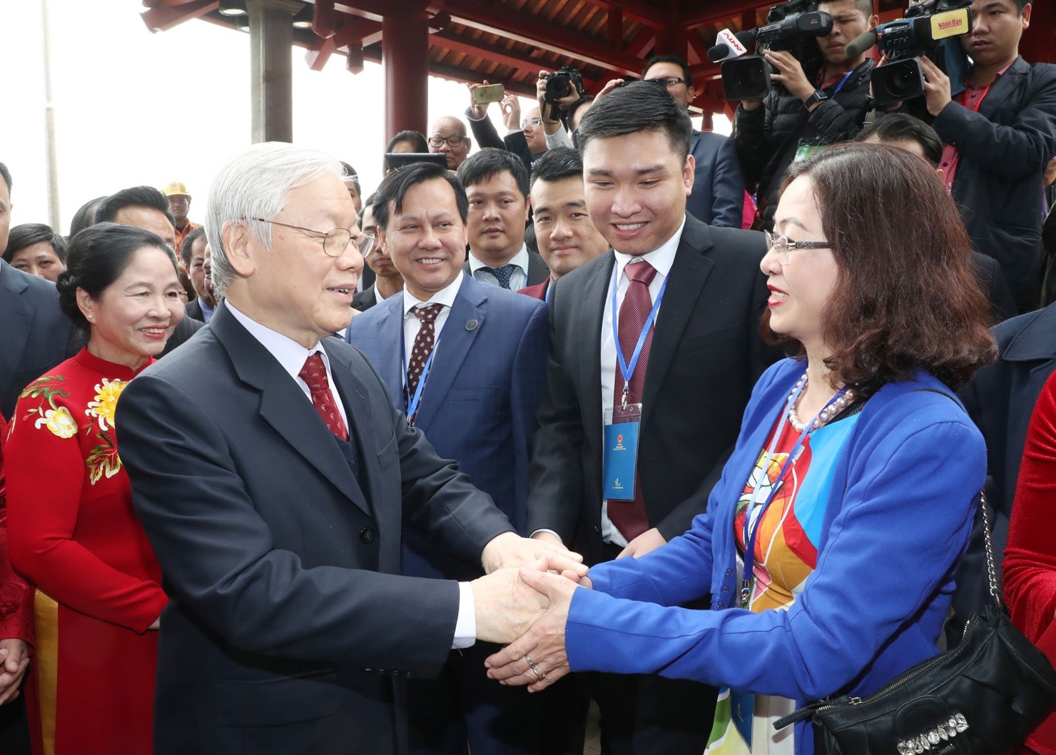 Tổng B&iacute; thư, Chủ tịch nước Nguyễn Ph&uacute; Trọng v&agrave; Phu nh&acirc;n gặp gỡ c&aacute;c kiều b&agrave;o từ c&aacute;c quốc gia, v&ugrave;ng l&atilde;nh thổ tr&ecirc;n thế giới về tham dự Chương tr&igrave;nh Xu&acirc;n Qu&ecirc; hương năm 2019 tại H&agrave; Nội, ng&agrave;y 26/1/2019. Ảnh: TTXVN