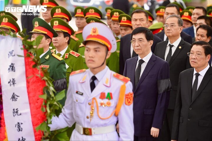 Đo&agrave;n Cộng h&ograve;a Nh&acirc;n d&acirc;n Trung Hoa, do Ủy vi&ecirc;n Thường vụ Bộ Ch&iacute;nh trị Trung ương Đảng Cộng sản Trung Quốc, Chủ tịch Ch&iacute;nh hiệp to&agrave;n quốc Trung Quốc Vương Hỗ Ninh l&agrave;m trưởng đo&agrave;n, v&agrave;o viếng Tổng B&iacute; thư Nguyễn Ph&uacute; Trọng. &nbsp;