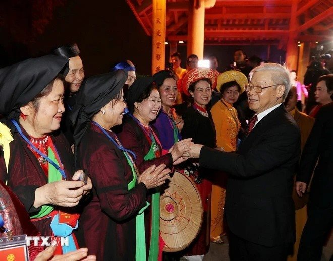 Tổng Bí thư Nguyễn Phú Trọng thăm hỏi và chúc Tết các văn nghệ sỹ (Hà Nội, năm 2018). Ảnh: Trí Dũng