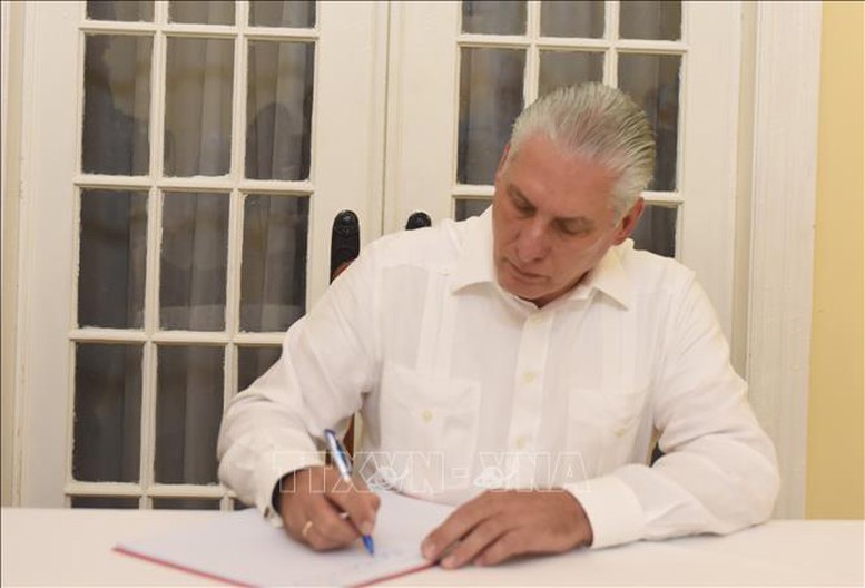 B&iacute; thư thứ nhất Ban Chấp h&agrave;nh Trung ương Đảng, Chủ tịch Cuba Miguel D&iacute;az-Canel Berm&uacute;dez ghi sổ tang.