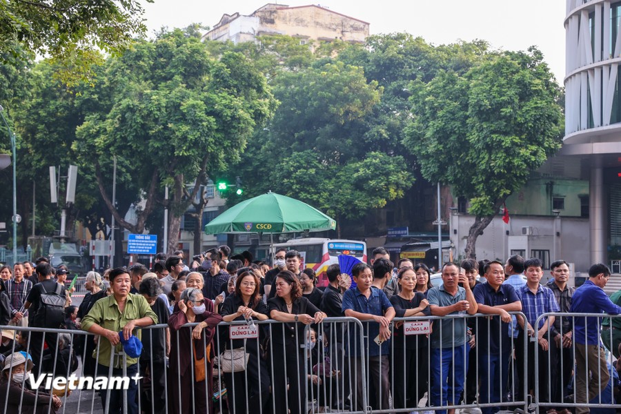 Trong ng&agrave;y Quốc tang 26/7, từ rạng s&aacute;ng đ&atilde; c&oacute; h&agrave;ng d&agrave;i người d&acirc;n xếp h&agrave;ng tại khu vực Nh&agrave; tang lễ Quốc gia L&ecirc; Th&aacute;nh T&ocirc;ng (H&agrave; Nội). (Ảnh: Minh Sơn/Vietnam+)