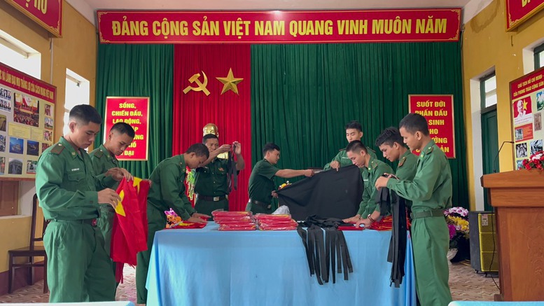 Chiến sĩ bi&ecirc;n ph&ograve;ng v&ugrave;ng bi&ecirc;n giới T&acirc;y Giang (tỉnh Quảng Nam) chuẩn bị cờ, băng tang đưa đến c&aacute;c th&ocirc;n, bản hướng dẫn người d&acirc;n treo cờ rủ - Ảnh: VGP/MT