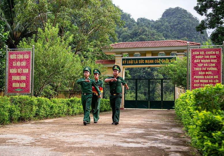 Đồn Bi&ecirc;n ph&ograve;ng C&agrave; X&egrave;ng thực hiện nghi thức treo cờ rủ Quốc tang Tổng B&iacute; thư Nguyễn Ph&uacute; Trọng - Ảnh: VGP/LH