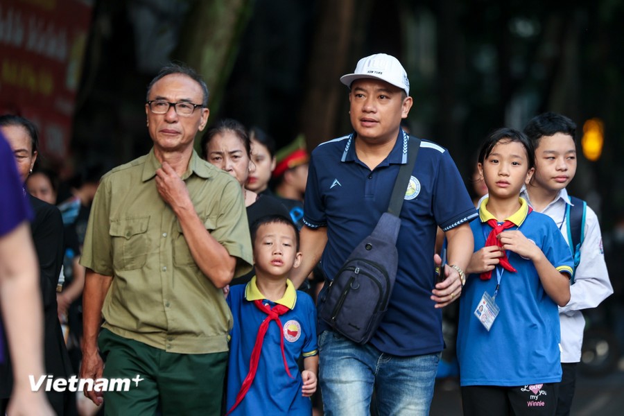 Đ&ocirc;ng đảo người d&acirc;n từ nhiều địa phương đ&atilde; xếp h&agrave;ng sẵn s&agrave;ng v&agrave;o viếng Tổng B&iacute; thư Nguyễn Ph&uacute; Trọng tại Nh&agrave; tang lễ Quốc gia. (Ảnh: Minh Sơn/Vietnam+)