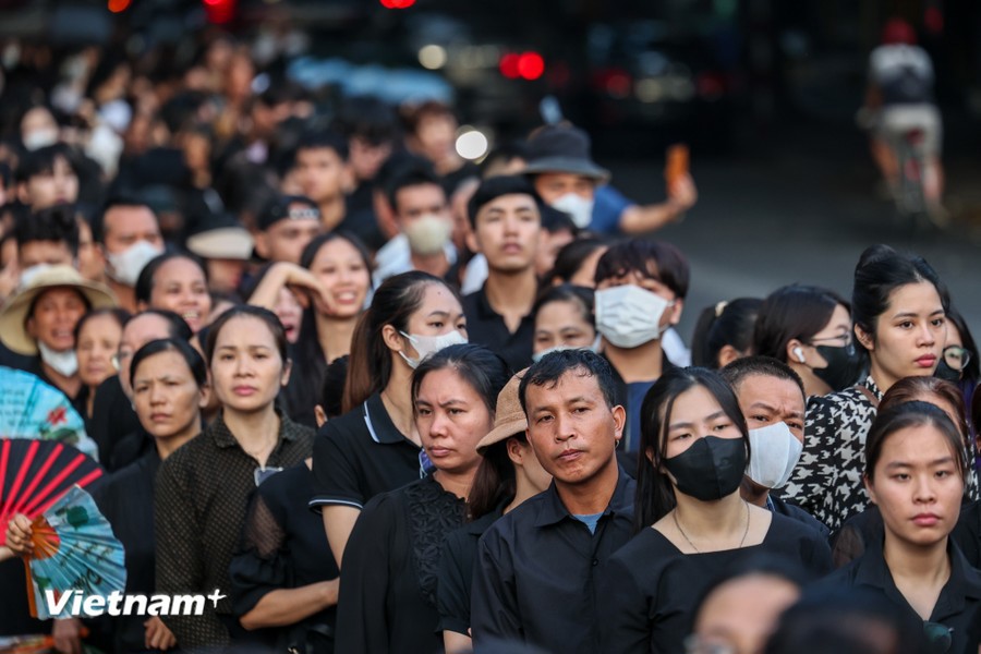 Những người d&acirc;n c&oacute; mặt tại nh&agrave; tang lễ h&ocirc;m nay đều cảm thấy vinh dự v&agrave; tự h&agrave;o, v&igrave; được đại diện cho gần 100 triệu người d&acirc;n Việt Nam được thắp l&ecirc;n một n&eacute;n t&acirc;m hương gửi tới Tổng B&iacute; thư. (Ảnh: Minh Sơn/Vietnam+)