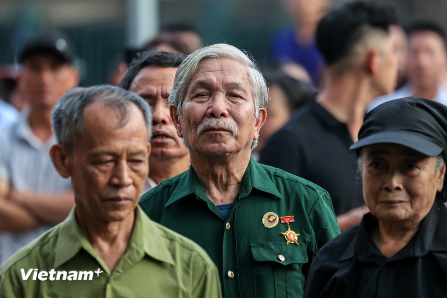 Theo th&ocirc;ng b&aacute;o từ lực lượng an ninh, người d&acirc;n c&oacute; nguyện vọng dự lễ viếng cần mang theo căn cước c&ocirc;ng d&acirc;n gắn chip qu&eacute;t qua m&aacute;y QR code hoặc đăng k&yacute; qua ứng dụng VNeID để l&agrave;m thủ tục tại c&aacute;c chốt kiểm so&aacute;t. Lực lượng an ninh lưu &yacute;, người d&acirc;n đến viếng cần c&oacute; trang phục ph&ugrave; hợp, kh&ocirc;ng mang theo t&uacute;i x&aacute;ch, v&ograve;ng hoa... (Ảnh: Minh Sơn/Vietnam+)