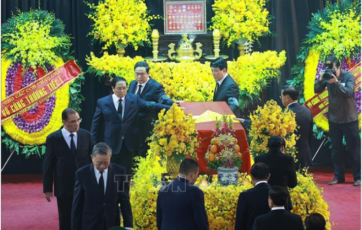 L&atilde;nh đạo Đảng, Nh&agrave; nước đi quanh linh cữu lần cuối, tiễn biệt Tổng B&iacute; thư Nguyễn Ph&uacute; Trọng. Ảnh: TTXVN