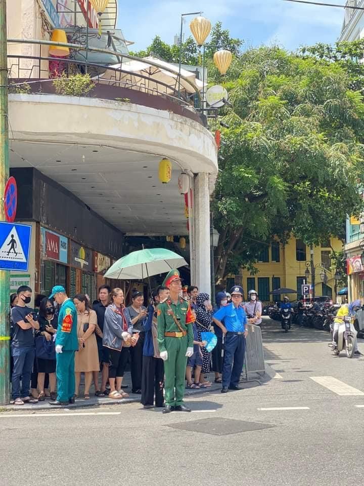 Thắm t&igrave;nh D&acirc;n - Qu&acirc;n, người d&acirc;n che &ocirc; cho chiến sĩ qu&acirc;n đội l&agrave;m nhiệm vụ v&agrave; chờ&nbsp;linh xa chở linh cữu Tổng B&iacute; thư Nguyễn Ph&uacute; Trọng đi qua.