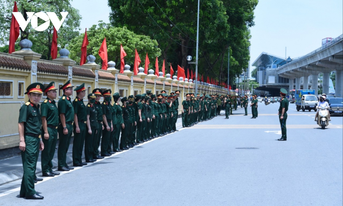 C&aacute;c đơn vị qu&acirc;n đội đứng ngay ngắn để "ch&agrave;o" Tổng B&iacute; thư lần cuối&nbsp;