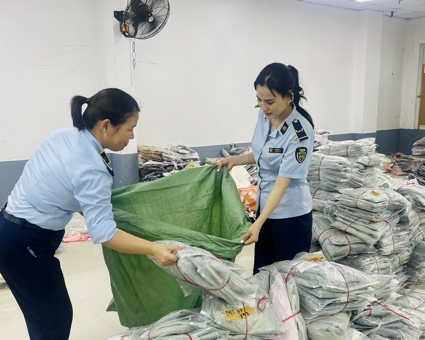 Đo&agrave;n kiểm tra thuộc Đội Quản l&yacute; thị trường số 6 thực hiện kiểm đếm thực tế tang vật vi phạm