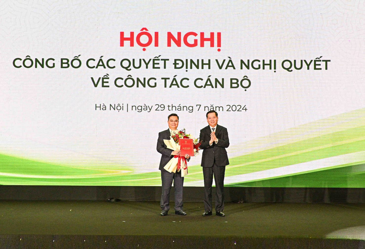 &Ocirc;ng Nguyễn Long Hải - B&iacute; thư Đảng ủy Khối doanh nghiệp Trung ương (b&ecirc;n phải) trao Quyết định v&agrave; tặng hoa ch&uacute;c mừng t&acirc;n B&iacute; thư Đảng ủy Vietcombank&nbsp;Nguyễn Thanh T&ugrave;ng.