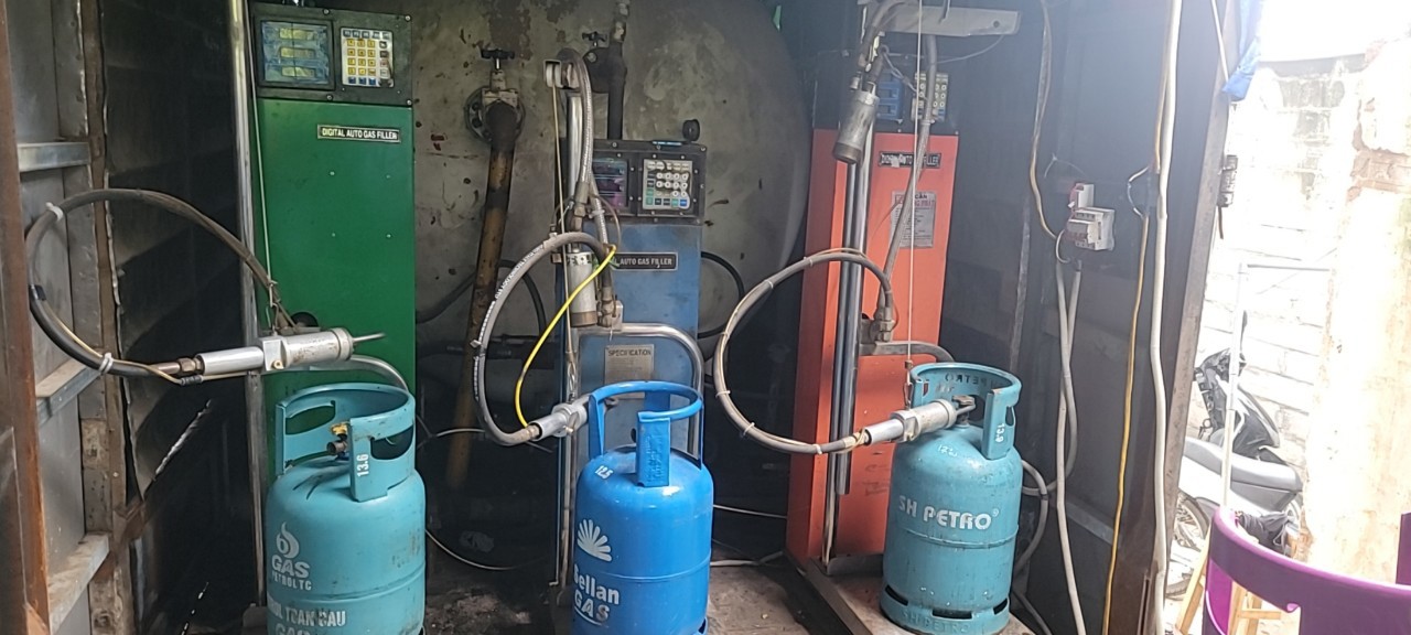 Phát hiện tụ điểm san chiết gas trái phép tại Thanh Trì, Hà Nội - Ảnh 1