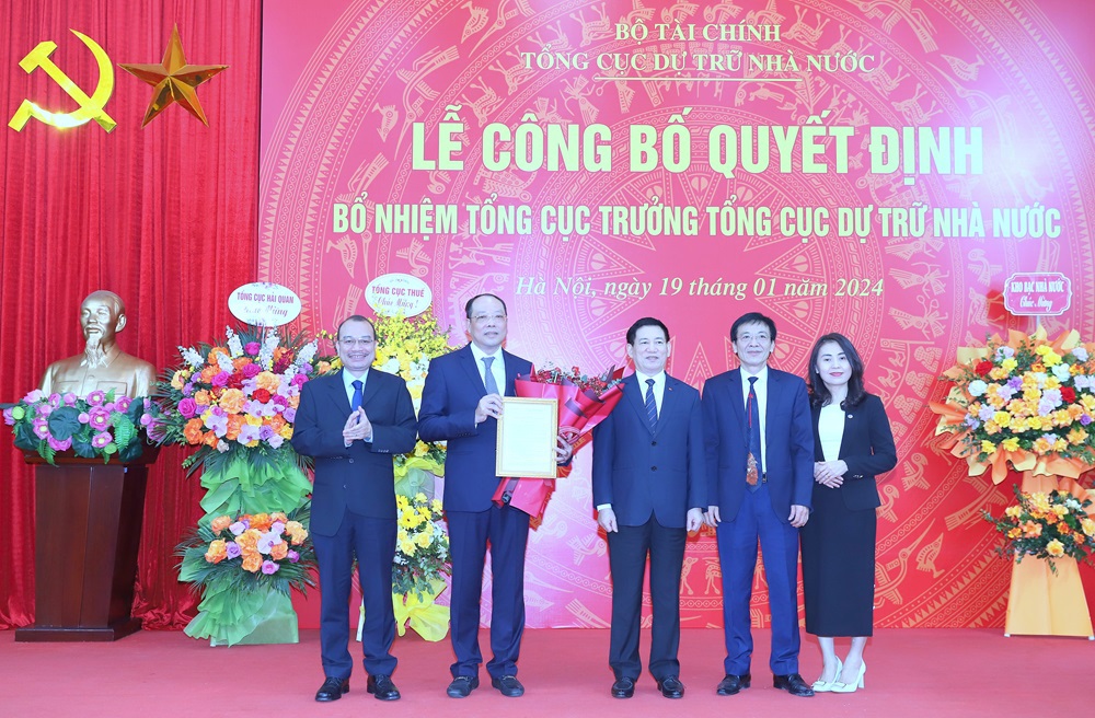 Bộ trưởng Bộ Tài chính Hồ Đức Phớc chụp ảnh lưu niệm cùng tập thể Ban Lãnh đạo Tổng cục DTNN. Ảnh: Văn Trường