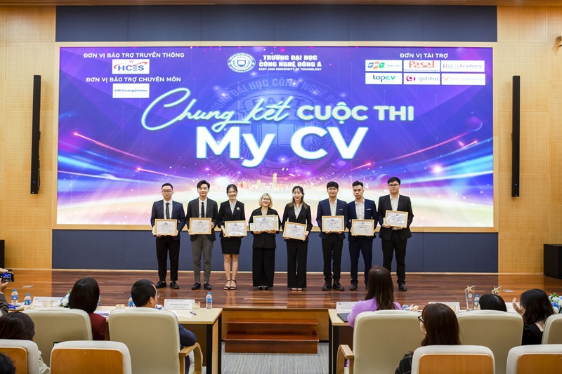 Trường Đại học C&ocirc;ng nghệ Đ&ocirc;ng &Aacute; tổ chức trao giải cuộc thi My CV.