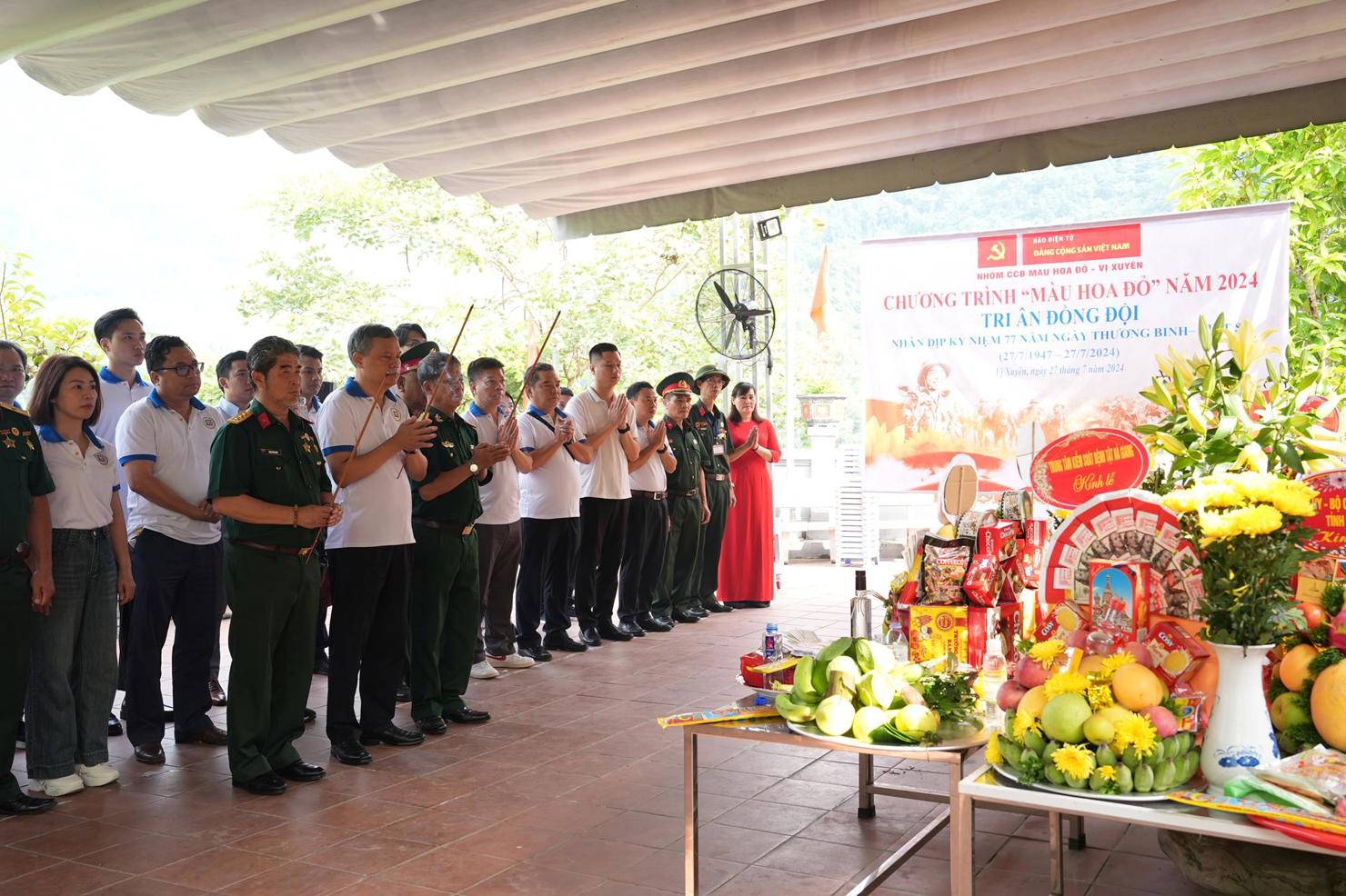 Đo&agrave;n c&ocirc;ng t&aacute;c&nbsp; thực hiện nghi thức d&acirc;ng hương, d&acirc;ng hoa trước Đ&agrave;i tưởng niệm c&aacute;c Anh h&ugrave;ng liệt sĩ