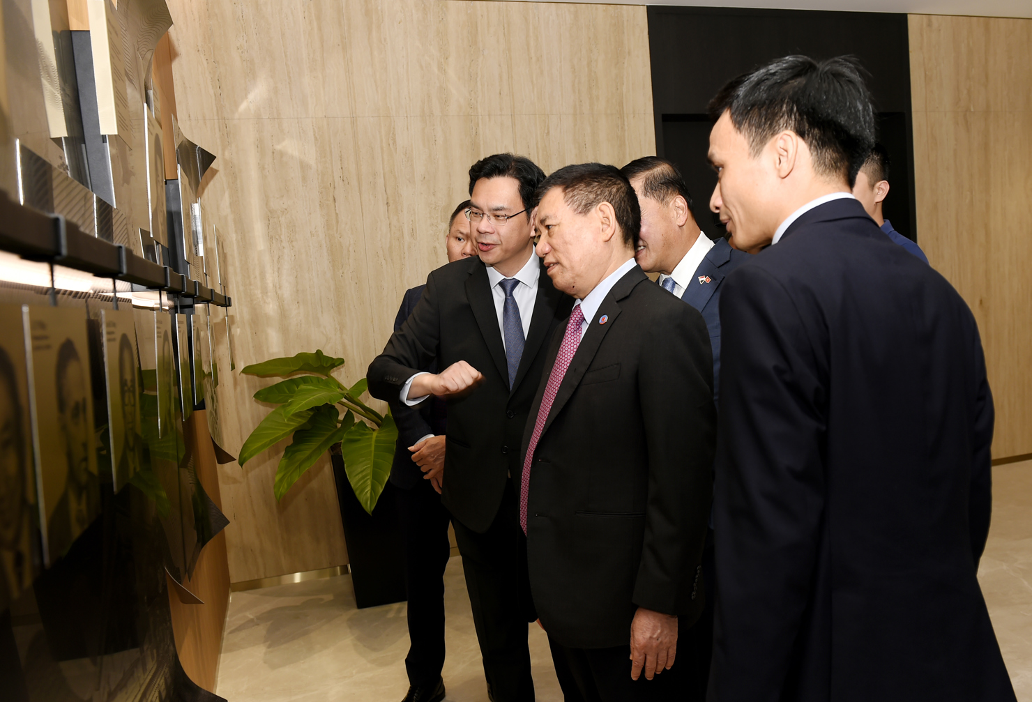 Gi&aacute;m đốc điều h&agrave;nh Cơ quan Quản l&yacute; tiền tệ Singapore Chia Der Jiun giới thiệu với Bộ trưởng h&igrave;nh ảnh những người tiền nhiệm tại MAS.
