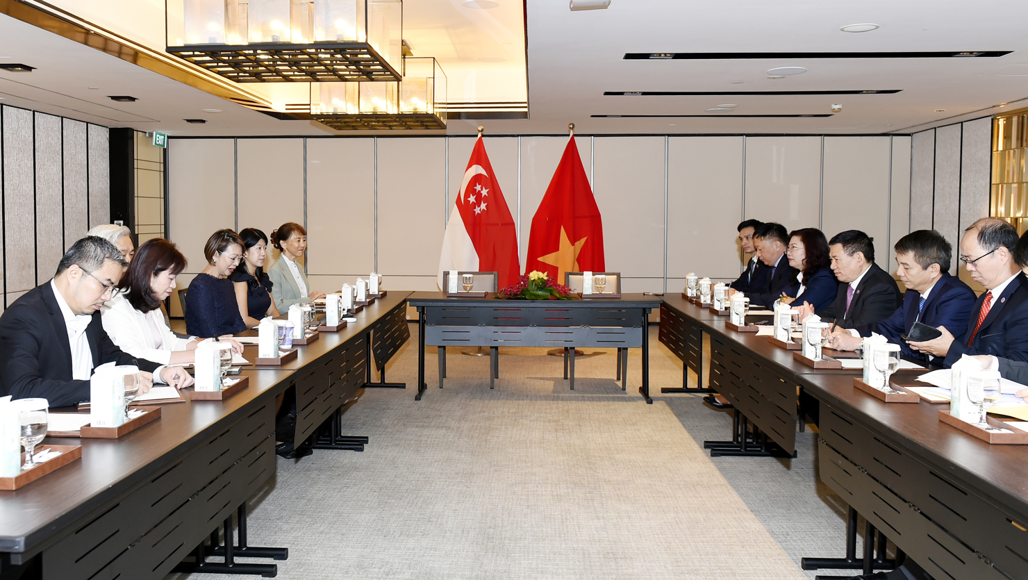 S&aacute;ng 6/8, trong chuỗi hoạt động tại Singapore, Bộ trưởng Hồ Đức Phớc đ&atilde; c&oacute; buổi tiếp x&atilde; giao đối với L&atilde;nh đạo Viện Quản l&yacute; T&agrave;i sản, Quỹ Temasek Foundation v&agrave; Tập đo&agrave;n VinaCapital.