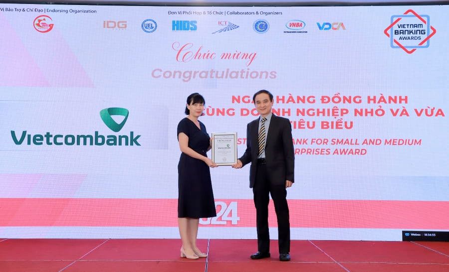 B&agrave; B&ugrave;i Thị Thu Thủy - Ph&oacute; Trưởng Ph&ograve;ng Ph&aacute;t triển Sản phẩm B&aacute;n lẻ đại diện Vietcombank nhận giải &nbsp;