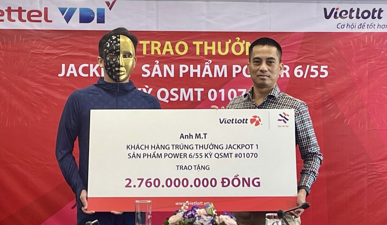 Anh M.T trao tặng 2,76 tỷ đồng đến Quỹ T&acirc;m T&agrave;i Việt để thực hiện an sinh x&atilde; hội. Ảnh: Vietlott