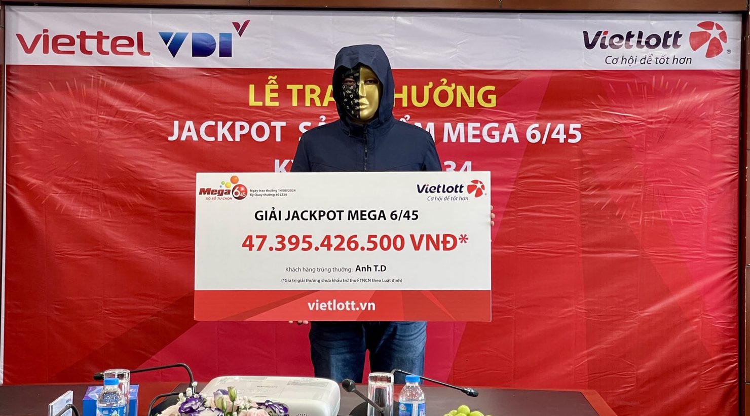 Anh T.D nhận giải Jackpot trị gi&aacute; hơn 47 tỷ đồng. Ảnh: Vietlott