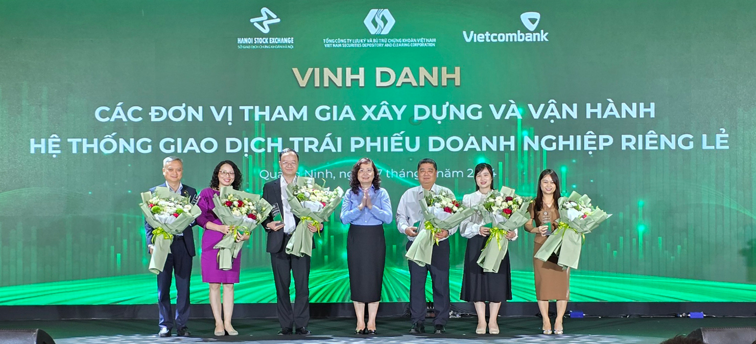 Chủ tịch UBCKNN trao tặng hoa c&aacute;c đơn vị tham gia x&acirc;y dựng v&agrave; vận h&agrave;nh Hệ thống giao dịch TPDN ri&ecirc;ng lẻ.&nbsp;