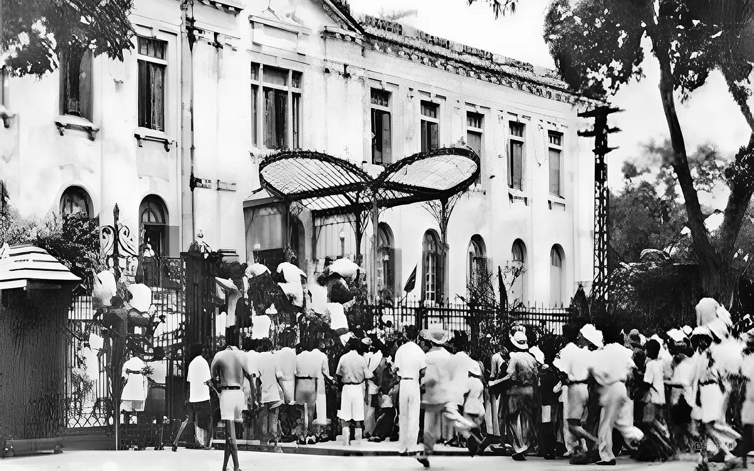 Đoàn người biểu tình ngày 19/8/1945 trước cửa Bắc Bộ Phủ (Hà Nội). Ảnh tư liệu.