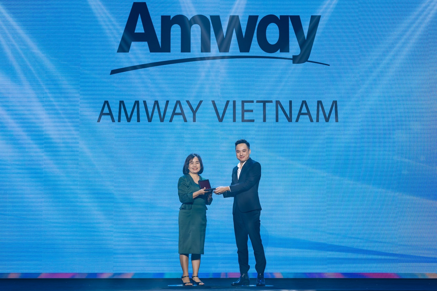 B&agrave; Phan Nguy&ecirc;n Nhật Thảo, Gi&aacute;m đốc Nh&acirc;n sự Amway tiểu v&ugrave;ng Việt Nam-Indonesia-Philippines vinh dự nhận giải từ ban tổ chức.