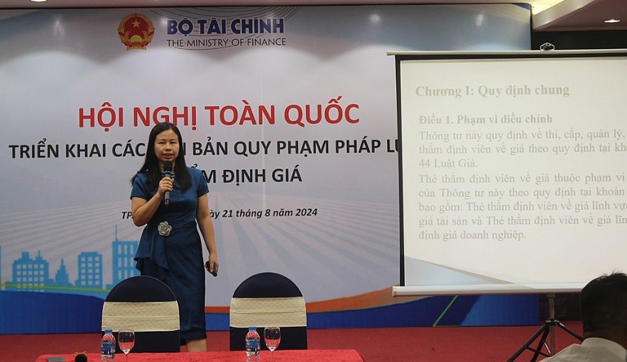 B&agrave; Dương Lan Anh - Ph&oacute; Trưởng Ph&ograve;ng Quản l&yacute; thẩm định gi&aacute; (Cục Quản l&yacute; gi&aacute;, Bộ T&agrave;i ch&iacute;nh) tr&igrave;nh b&agrave;y tại hội nghị. Ảnh: Ho&agrave;ng Dương