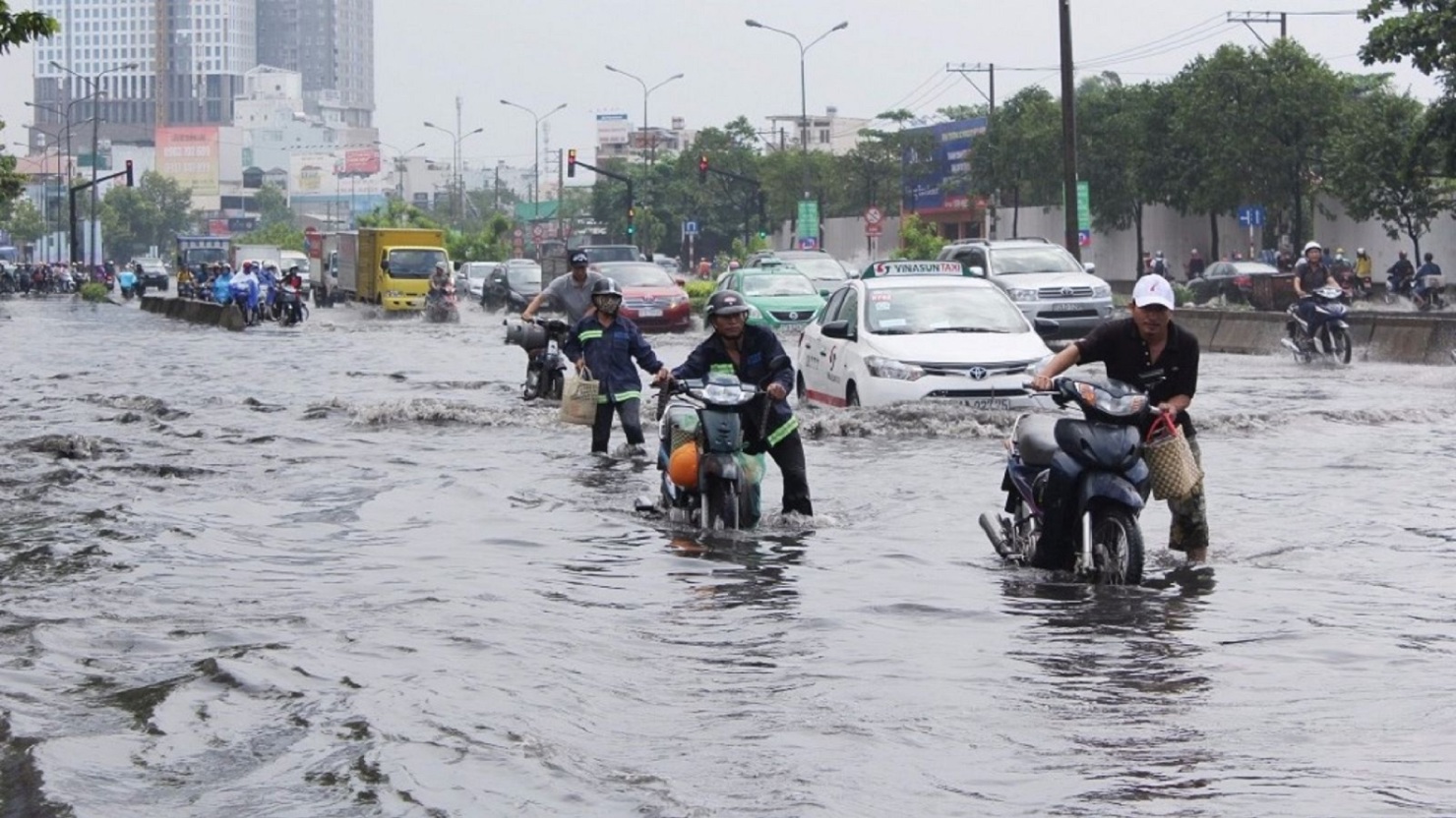 Khi di chuyển trong v&ugrave;ng ngập nước, c&aacute;c chi tiết m&aacute;y, dầu xe, hệ thống điện đều d&iacute;nh nước, cần được vệ sinh lại