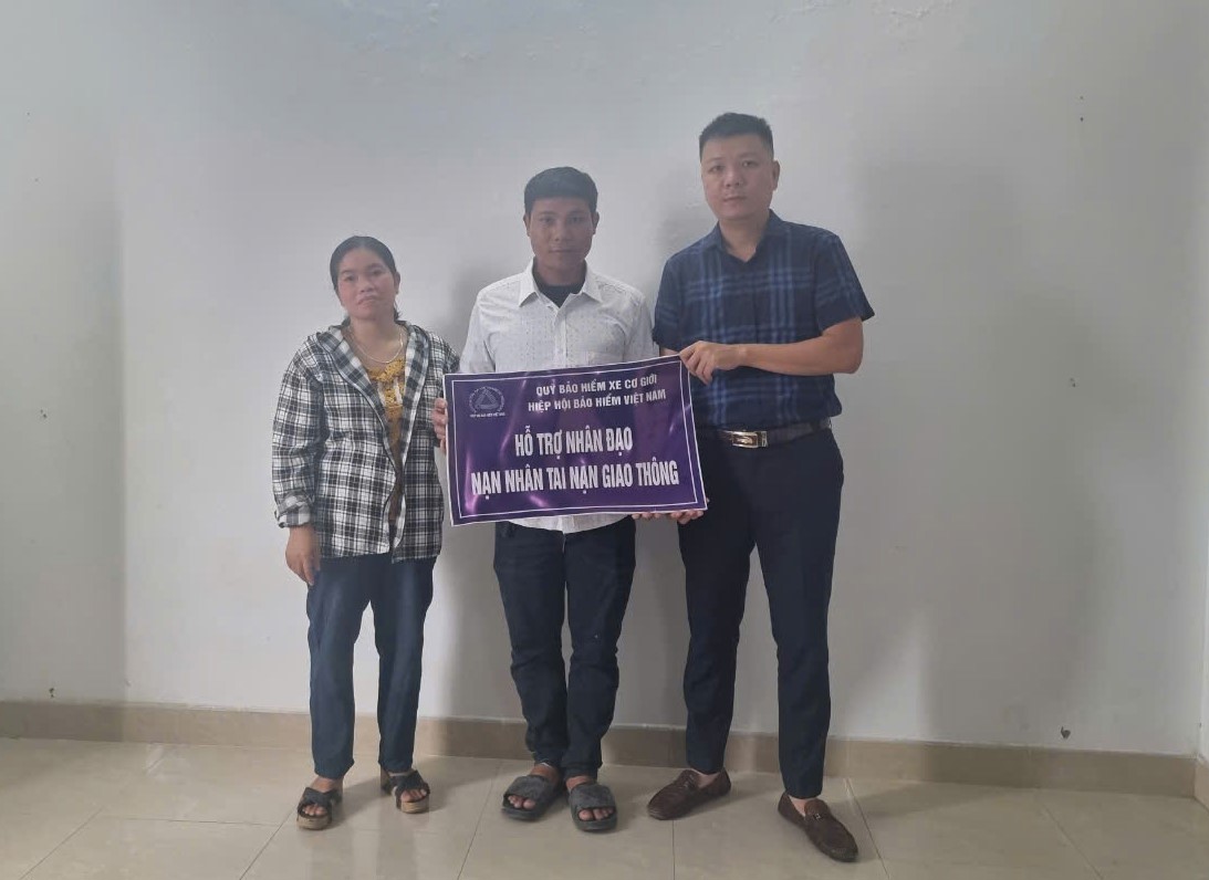 Đại diện Quỹ Bảo hiểm xe cơ giới trao hỗ trợ nhân đạo cho gia đình nạn nhân Hồ Văn Thiện.