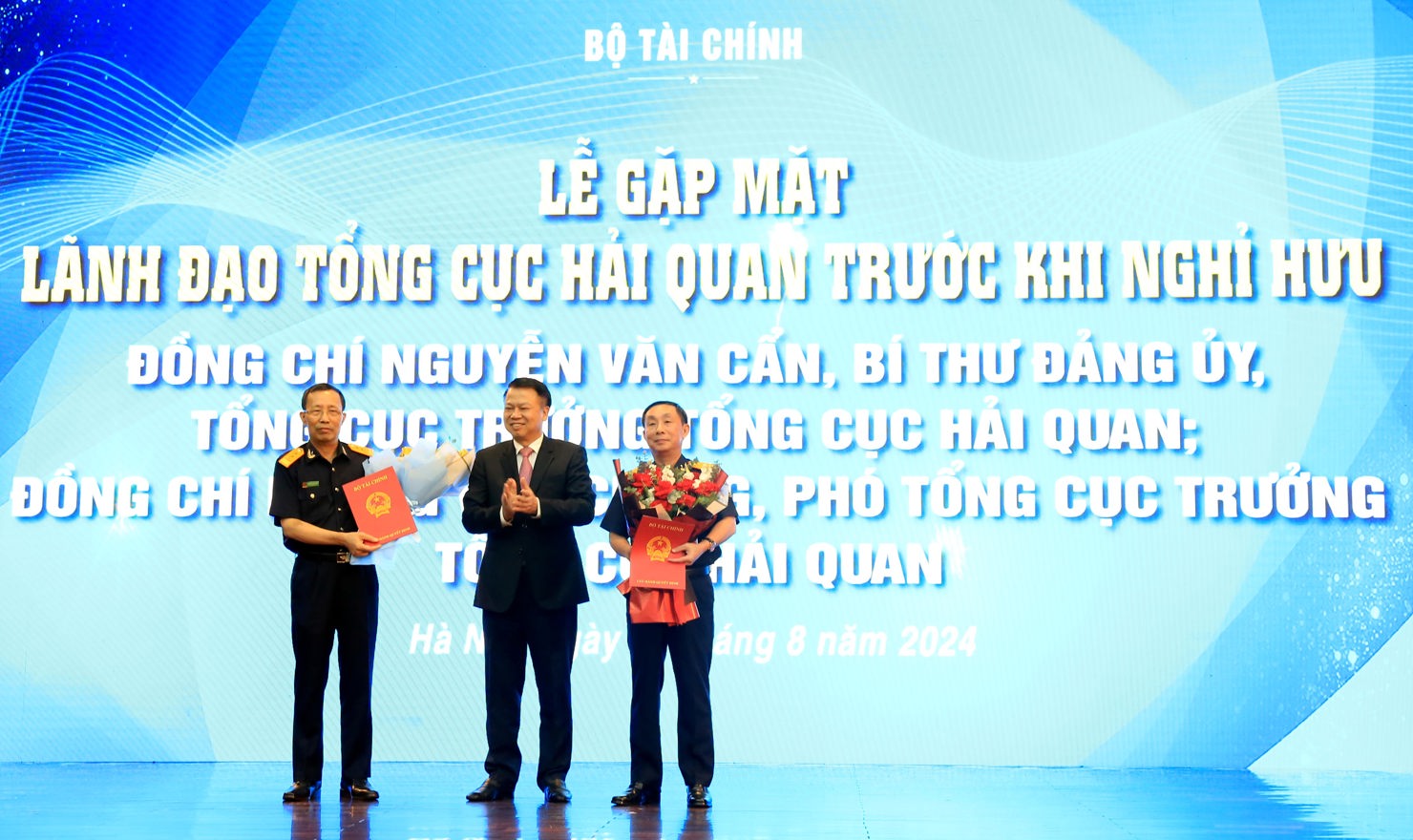 Thứ trưởng Nguyễn Đức Chi trao quyết định nghỉ hưu cho đồng ch&iacute; Nguyễn Văn Cẩn v&agrave; đồng ch&iacute; Ho&agrave;ng Việt Cường.