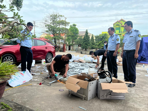 Ti&ecirc;u hủy sản phẩm giả mạo nh&atilde;n hiệu.