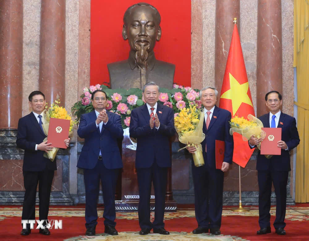 Tổng B&iacute; thư, Chủ tịch nước T&ocirc; L&acirc;m trao Quyết định bổ nhiệm, Thủ tướng Phạm Minh Ch&iacute;nh tặng hoa ch&uacute;c mừng c&aacute;c Ph&oacute; Thủ tướng Nguyễn H&ograve;a B&igrave;nh, Hồ Đức Phớc v&agrave; B&ugrave;i Thanh Sơn. Ảnh: TTXVN